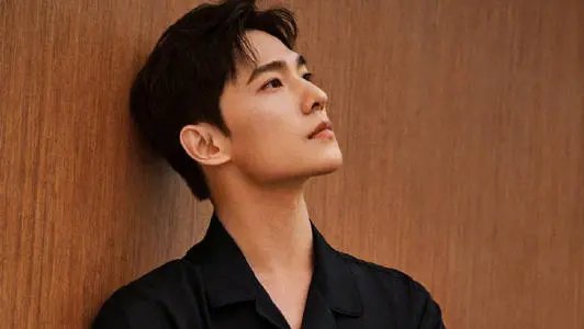 杨洋喝酒时把酒喝漏了，你觉得他这个行为可爱吗？