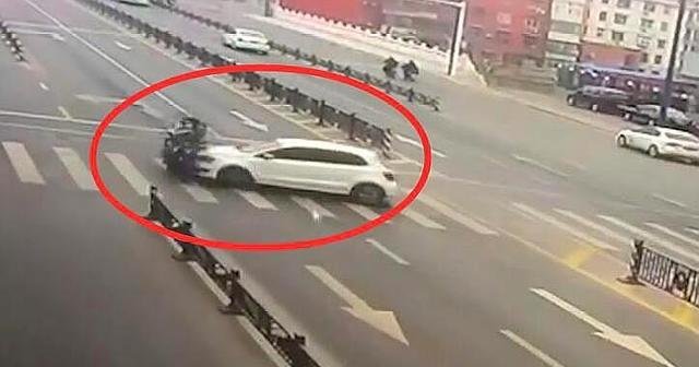 焦作一中学门口发生了车祸，其中是谁违反交通规则？