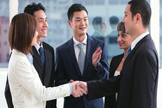 先敬罗衣后敬人的意思