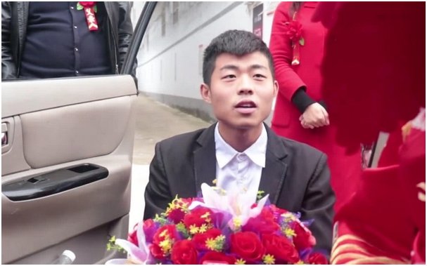 贵州一小伙“代姐出嫁”，新娘装扮好似女子，真正的新娘为何不出现？