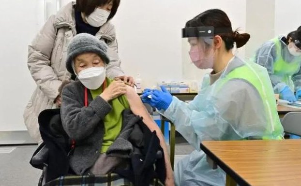 老年群体是防疫“躺平”最大受害者，老年人感染新冠为什么更易死亡？