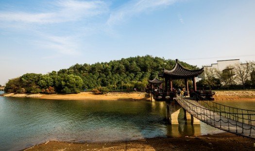 小河清澈见底,好像___