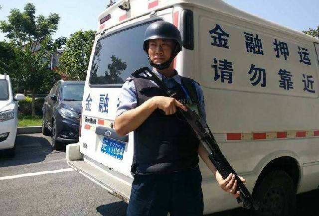 银行回应押钞员中枪身亡，外包银行究竟该不该负责？