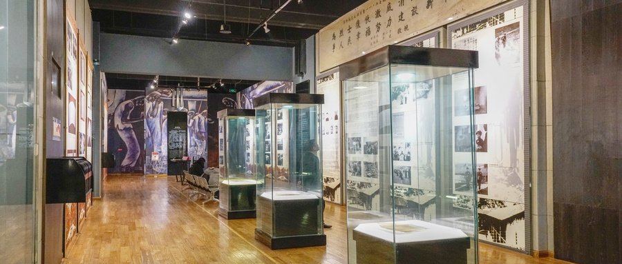 红岩的主要内容是什么呢？