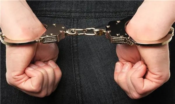 南京男子偷合租女同事口红被抓，称送女友，你如何看待该男子的行为？