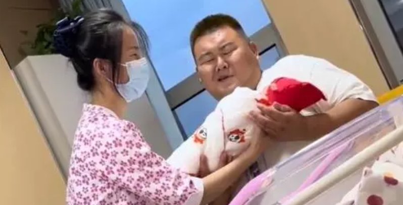 辽宁一胖爸爸抱6斤女儿直犯难,胖子有哪些行动上的“苦恼”?