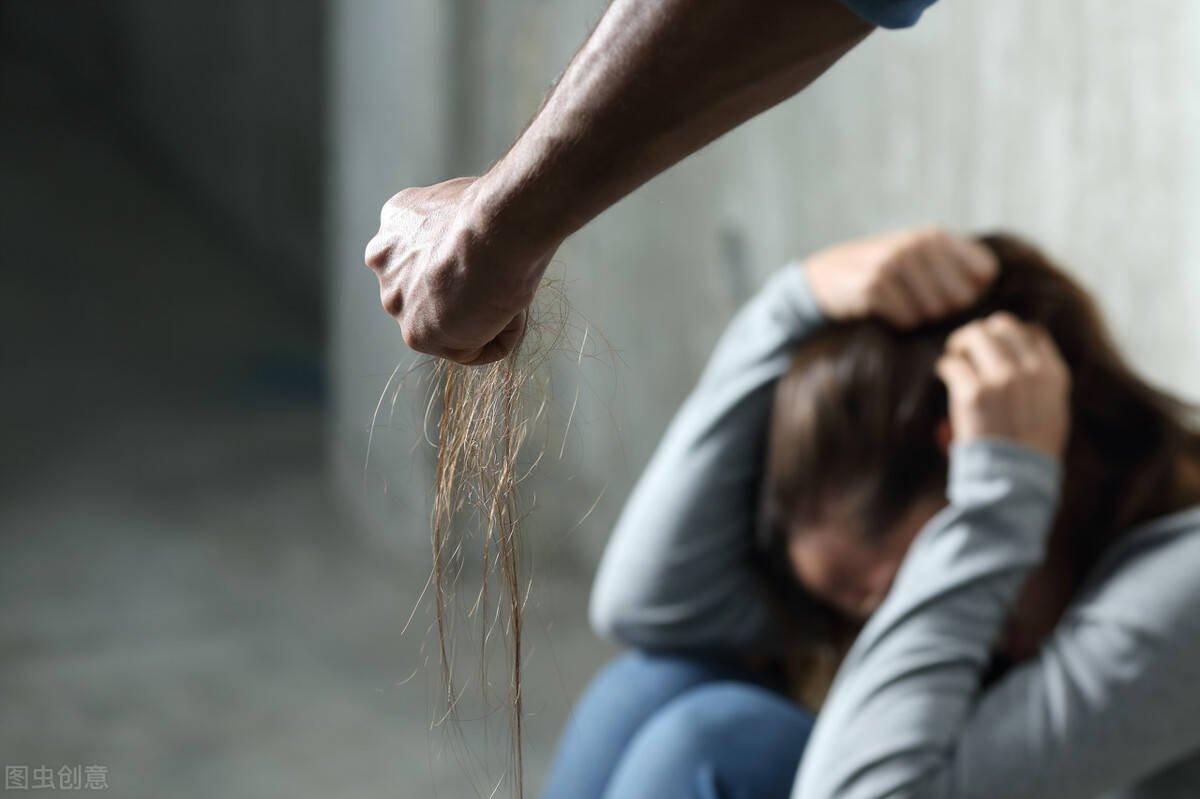 女老师夺走两男生第一次,在车上与学生发生关系,结果如何?