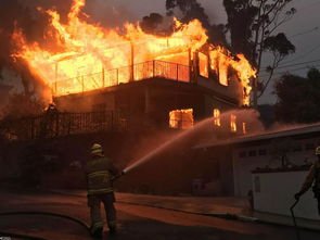 河南一工厂发生火灾，记者直播工厂火灾手机被抢遭警告，怎么看待这种行为？