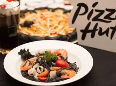 哈尔滨男子在必胜客吃出石子致下颌损伤，事情发展将会怎样？