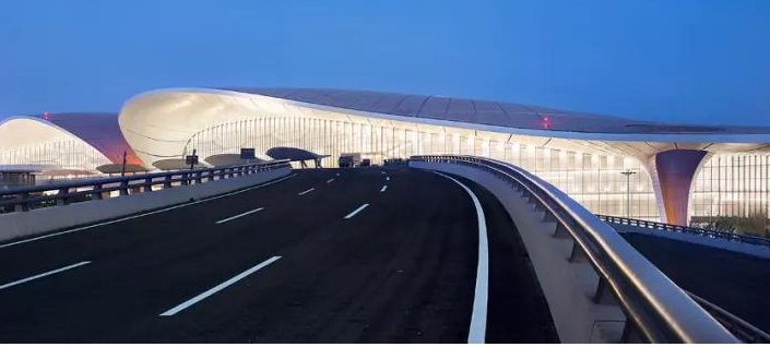 北京大兴国际机场回应钢管掉落事件，透露了哪些信息？