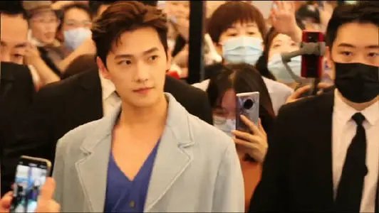 杨洋喝酒时把酒喝漏了，你觉得他这个行为可爱吗？