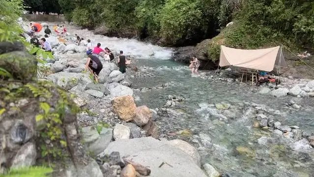 彭州突发山洪,黑衣男子逆行救人,当时的情况有多危急?