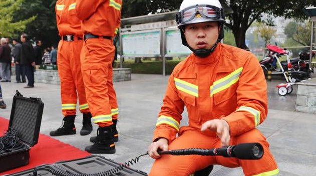 长沙一房屋倒塌被困人员敲墙回应，消防员采取了哪些黑科技仪器进行救援？