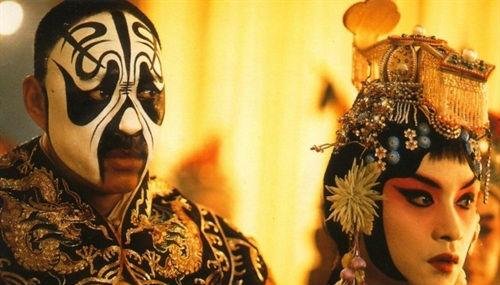 电影《霸王别姬》中，程蝶衣的男性身份是如何被阉割的？