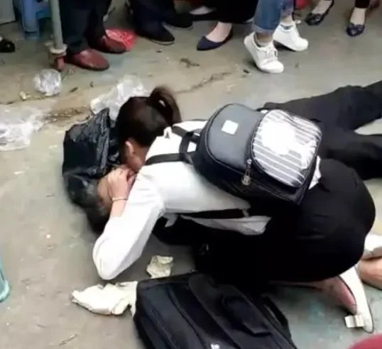 老人突然晕倒在地，“旗袍女孩”跪地救人，她身上有哪些优秀品质？