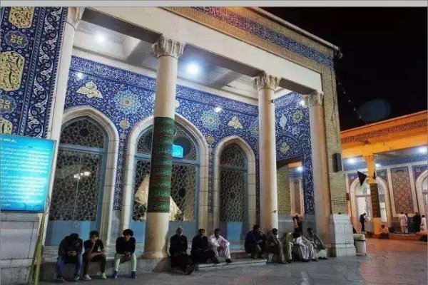 伊朗民众涌入寺庙舔圣墙，面对病毒伊朗的民众为何毫不在乎？