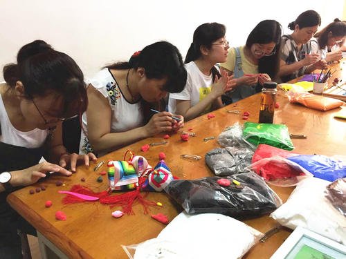 学生考一百分老师奖励亲自喂饭，老师这样做的目的是什么？