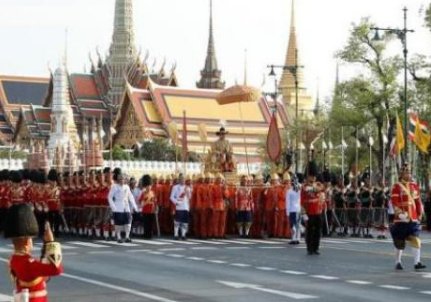 泰国国王凌晨秘密入院治疗,到底是怎么回事?