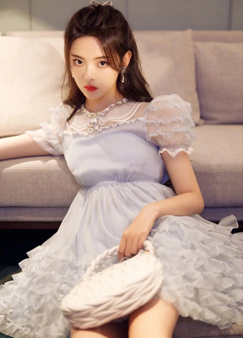 杨超越在《极限挑战》中用口香糖开椰子,她是怎么做到的?