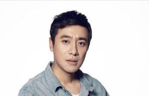 平凡的荣耀中马建国的扮演者是谁？