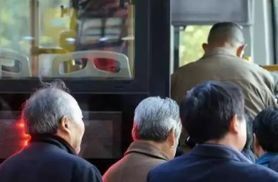 公交车突然启动致老人遭碾轧，事情到底是怎么回事呢？