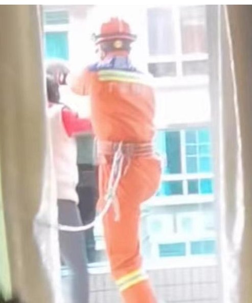 佛山一母亲死死抱住轻生女儿消防破门救回，这件事起到了哪些警示作用？