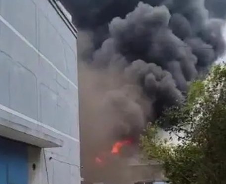 浙江一海绵公司车间突发火灾，老板娘等6人遇难，事故发生的原因是什么？