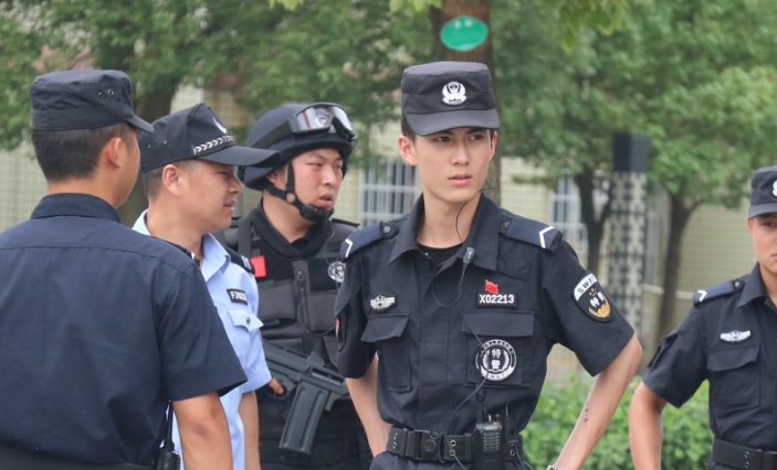 青岛一老人向特勤要水喝被打，是谁的错？