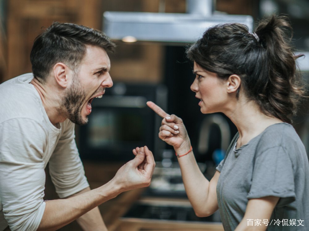 情夫想在车上发生关系，女子杀死情夫并报警，女子属于正当防卫吗？