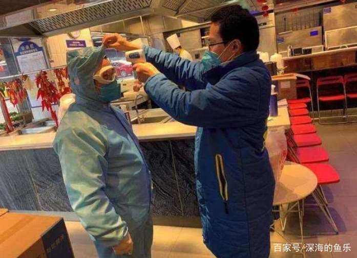 一家三口确诊新冠，另一人为什么没事？