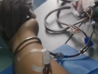 女子献血中途收到地震预警：想拔针就跑！为何最后还是坚持献完？