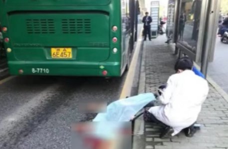 公交车突然启动致老人遭碾轧，事情到底是怎么回事呢？