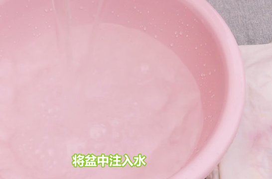 洗衣服染上别的衣服颜色怎么才能洗掉呢