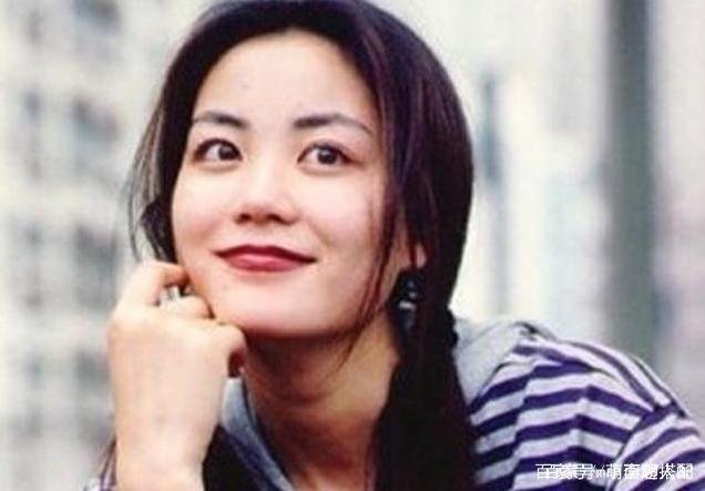 王菲素颜亮相,瘦太狠初现老态,一身黑色显气质,你觉得太瘦了好看吗?