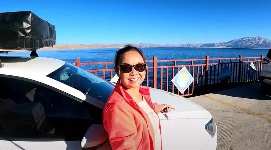 自驾游阿姨欲送上千朵花给同龄女性，这位阿姨的举动有多暖心？