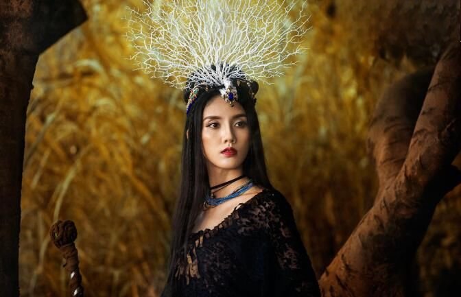 欧洲对女巫的刑罚：女巫的椅子 被众人刑罚的恐怖场景