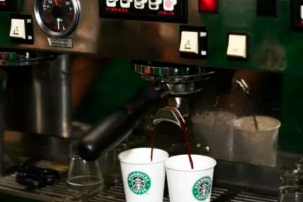 北京一星巴克被曝喝出咖啡机零件,这是怎么回事?