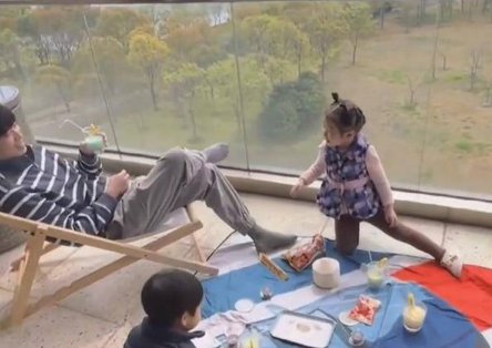 上海一家庭在阳台划船露营野餐，这是种什么样的体验？
