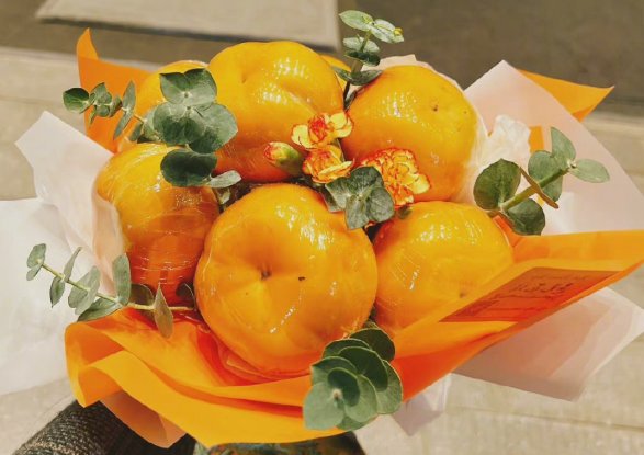 张若昀被粉丝送四斤重柿子花，粉丝到底有多别出心裁？