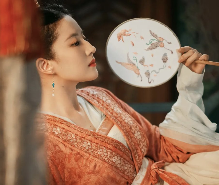 刘亦菲一袭青衣肤白貌美,《梦华录》里却被叫乡野村妇,这真的符合设定吗?