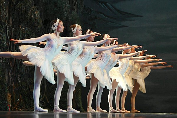 芭蕾起源于十五至十六世纪文艺复兴全盛时期的()