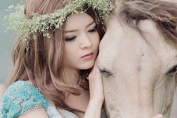 女朋友因为换了个难看的发型不愿见我，怎么安慰她？