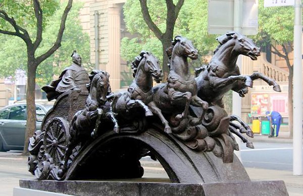 八骏日行三万里的典故