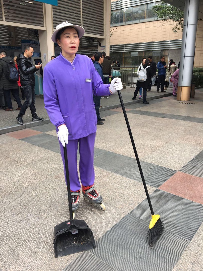 江苏小学生春游时，大妈以收垃圾为由拿走孩子零食。你如何看待此事？