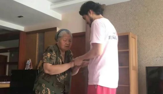 袁弘分享记录视频悼念外婆：一路走好，他在生活中是一位善良的人吗？