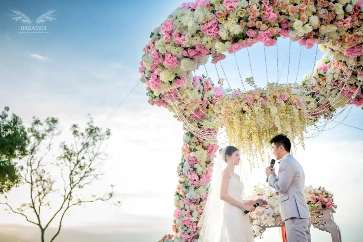 山东临沂接亲回家途中,新人双双被撒成白眉大侠,当地人对此作何表示?