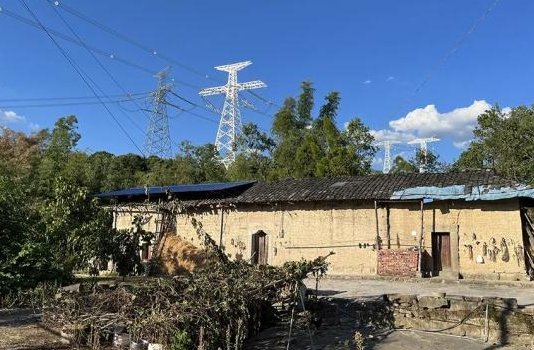 在陕务工男子跳水勇救5人后牺牲，儿子跪别父亲遗体，你对这一幕有何感触？