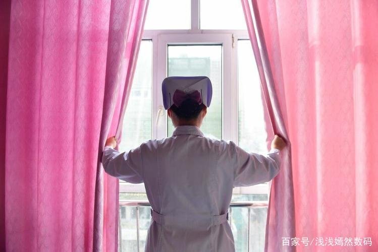 护士值夜班趴在护士站睡觉引争议，值夜班你睡觉吗？