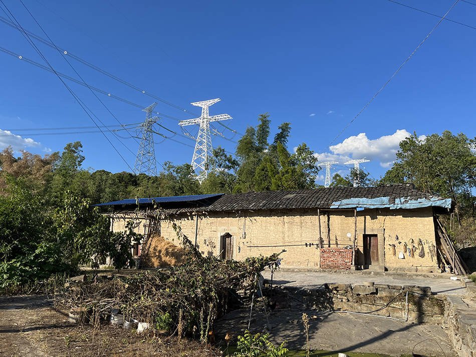 救5人英雄告别式：7岁儿子偷偷抹泪！孩子之后该谁来抚养？