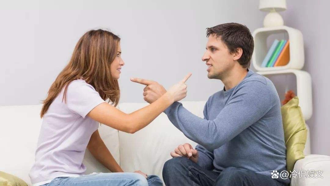 情夫想在车上发生关系，女子杀死情夫并报警，女子属于正当防卫吗？